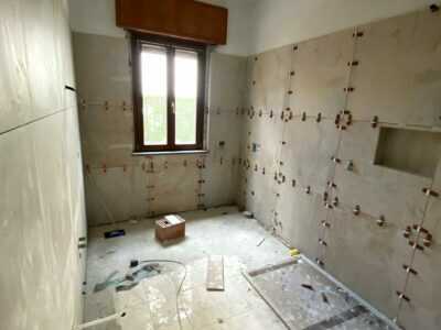 posa del rivestimento bagno
